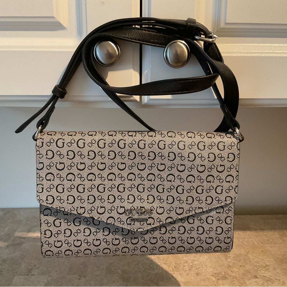 Guess monogrammed small shoulder bag * bonus bracelet!